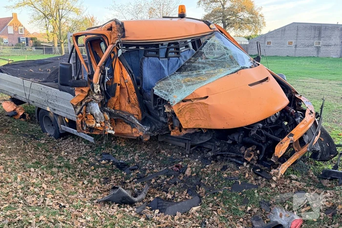 Werkbus botst op bomen en belandt in weiland