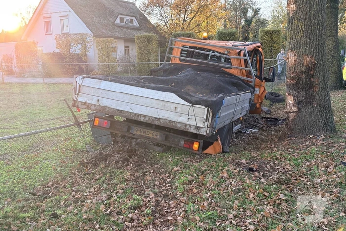 Werkbus botst op bomen en belandt in weiland