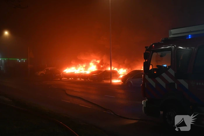 Voertuigen en pand in lichterlaaie