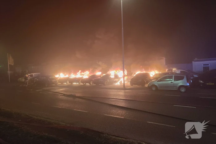 Voertuigen en pand in lichterlaaie