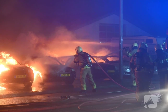 Voertuigen en pand in lichterlaaie