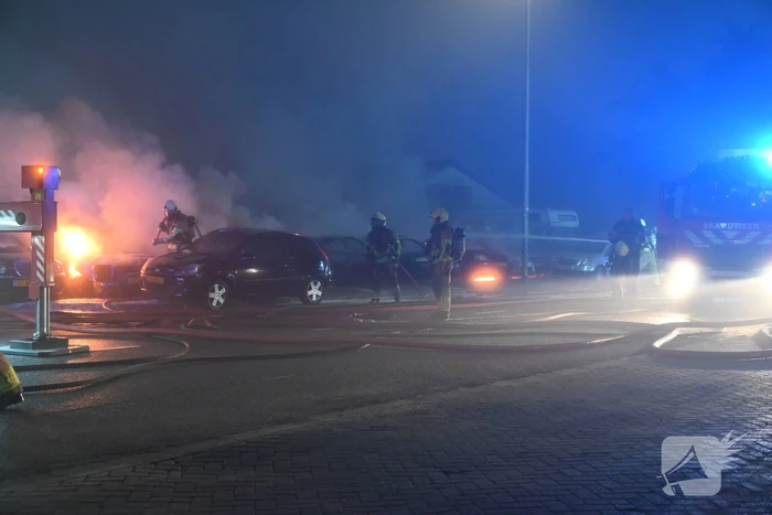 Voertuigen en pand in lichterlaaie