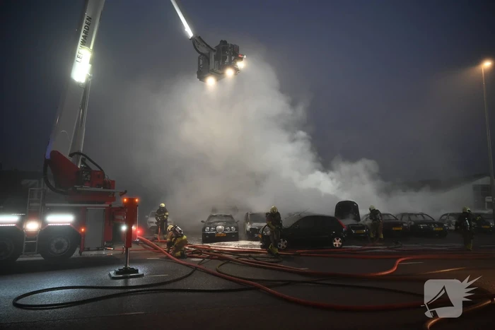 Voertuigen en pand in lichterlaaie