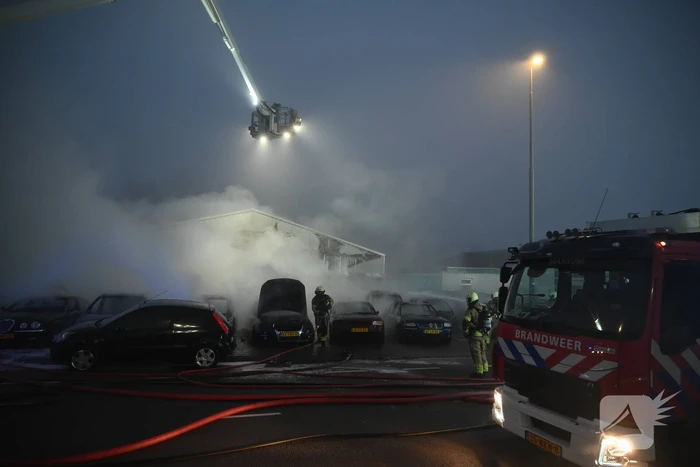 Voertuigen en pand in lichterlaaie