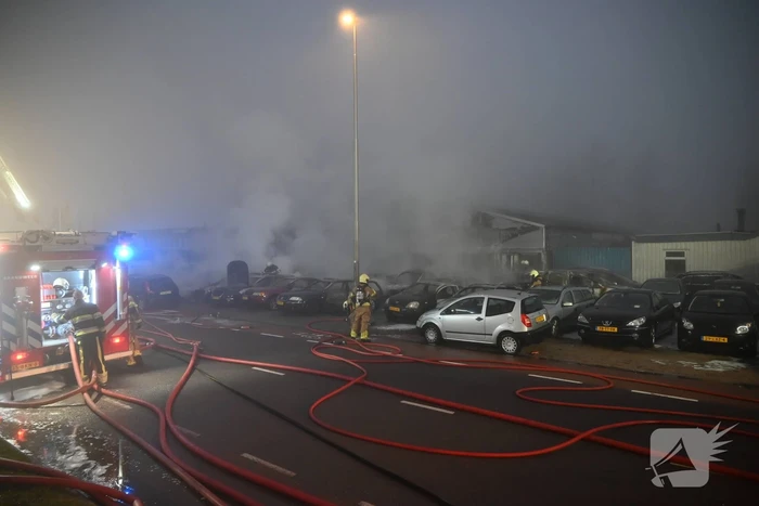 Voertuigen en pand in lichterlaaie