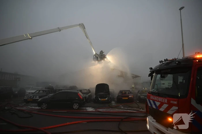 Voertuigen en pand in lichterlaaie