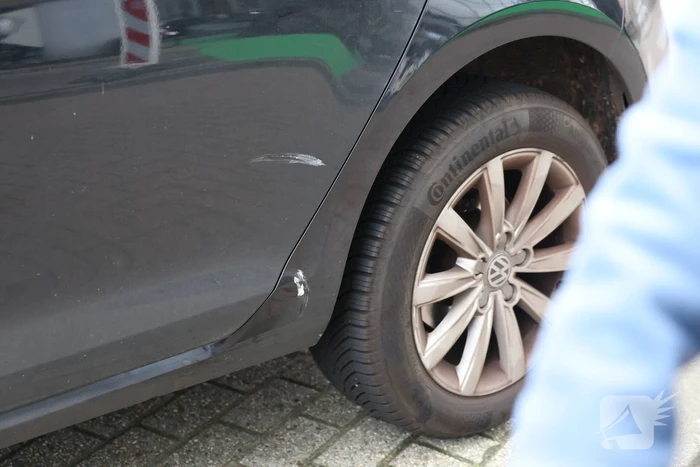 Lesauto geraakt door slingerende scooter, twee aanhoudingen