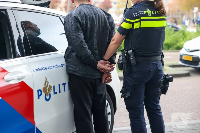 Lesauto geraakt door slingerende scooter, twee aanhoudingen