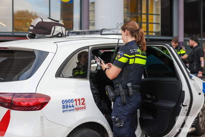 Lesauto geraakt door slingerende scooter, twee aanhoudingen