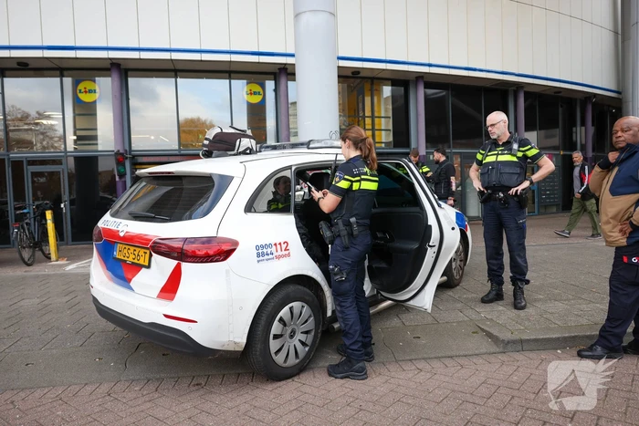 Lesauto geraakt door slingerende scooter, twee aanhoudingen
