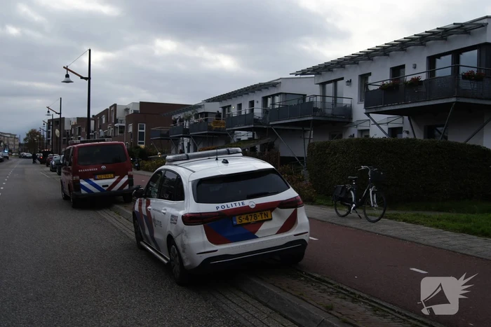 Boot slaat om op rivier, hulpdiensten groots opgeroepen