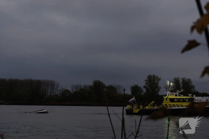 Boot slaat om op rivier, hulpdiensten groots opgeroepen