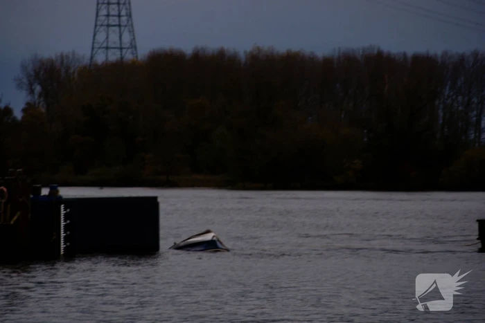 Boot slaat om op rivier, hulpdiensten groots opgeroepen