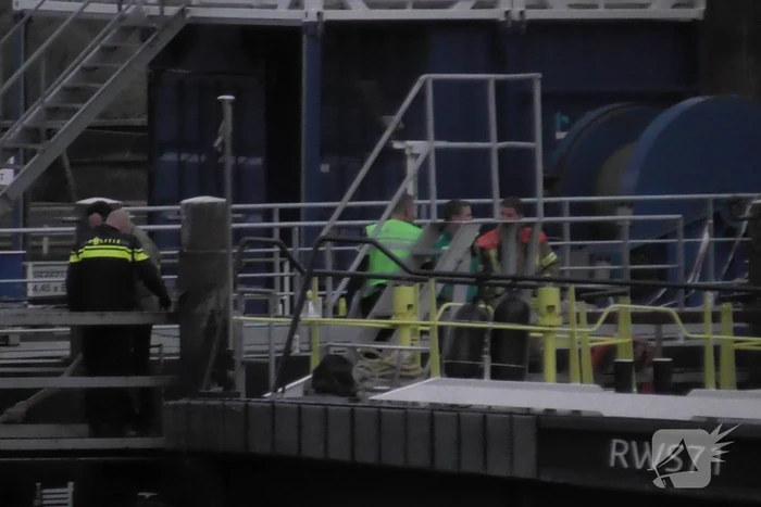 Boot slaat om op rivier, hulpdiensten groots opgeroepen