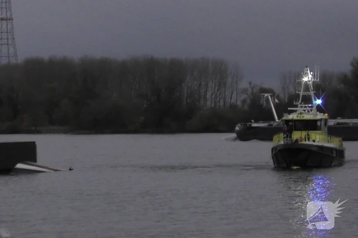 Boot slaat om op rivier, hulpdiensten groots opgeroepen