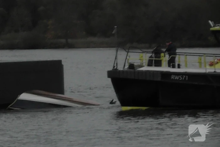 Boot slaat om op rivier, hulpdiensten groots opgeroepen