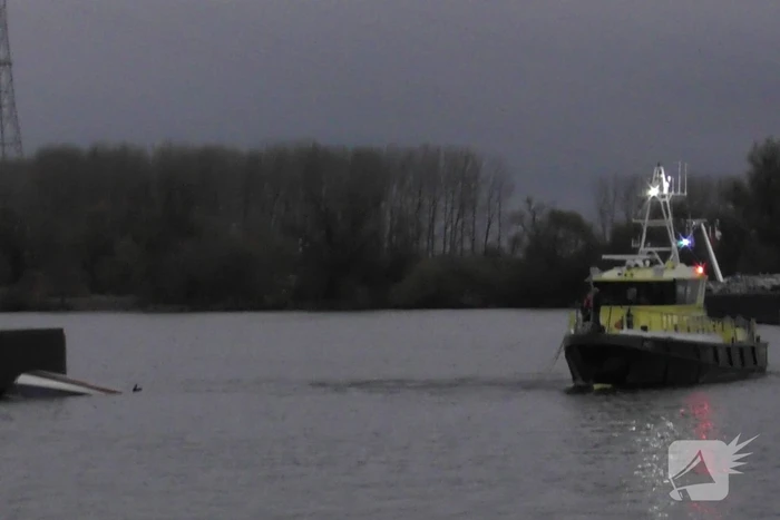 Boot slaat om op rivier, hulpdiensten groots opgeroepen