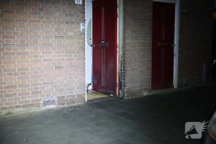Onderzoek nadat explosie voordeur beschadigt