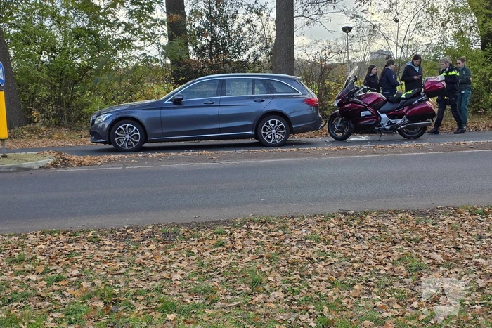 Motorrijder botst achterop auto