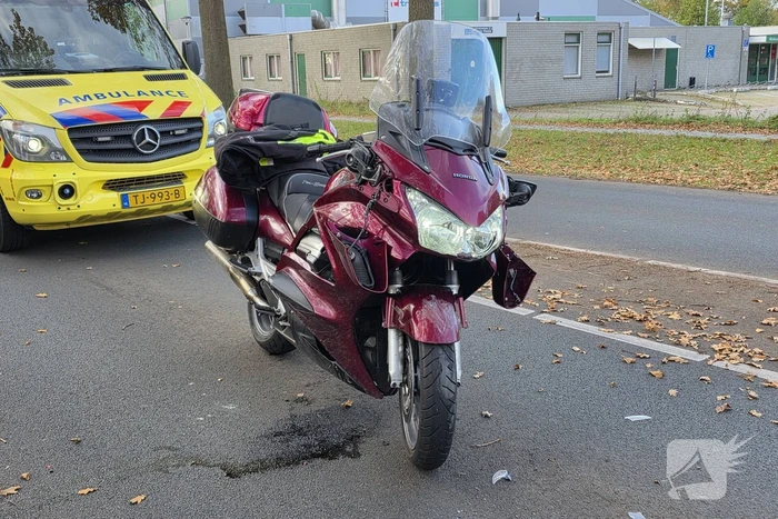 Motorrijder botst achterop auto