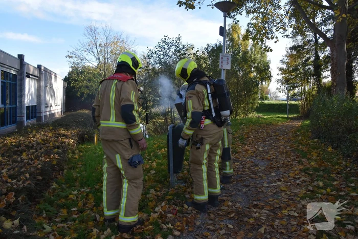 Prullenbak vat vlam door vuurwerk