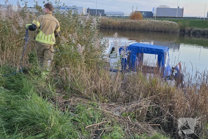 Brandweer helpt stuurloze boot