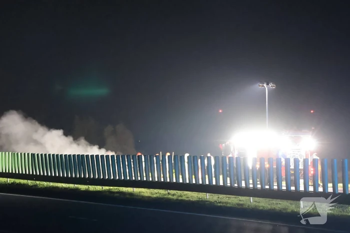 Auto vliegt in brand op snelweg