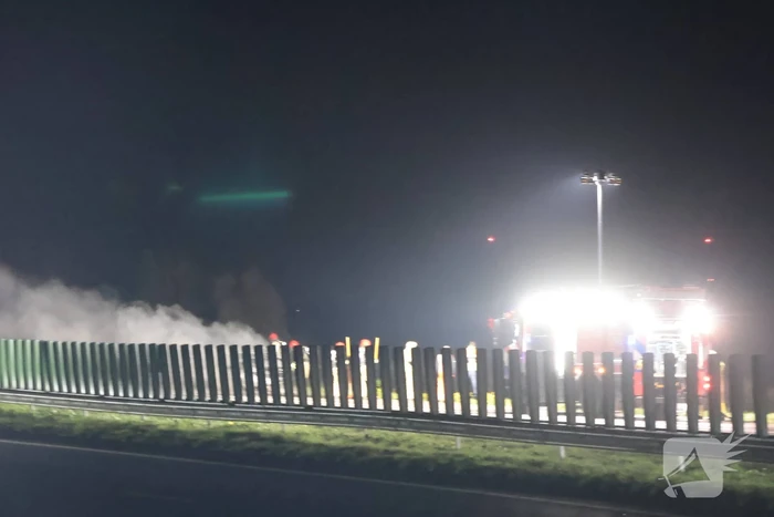 Auto vliegt in brand op snelweg
