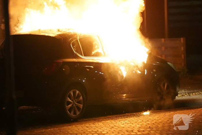 Auto volledig verwoest door brand