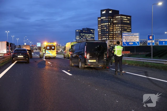 Zwaargewonden bij kettingbotsing op snelweg