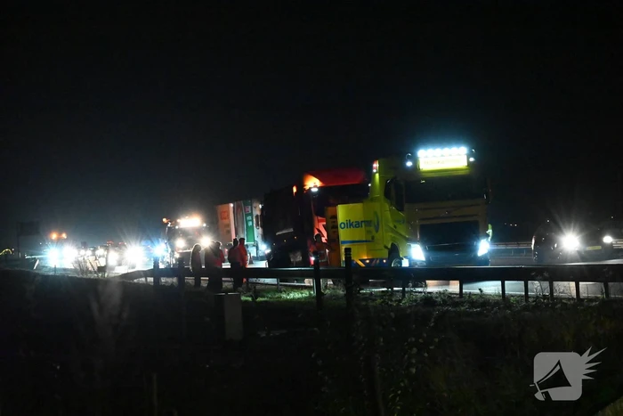 Vuilniswagen lekt olie op snelweg