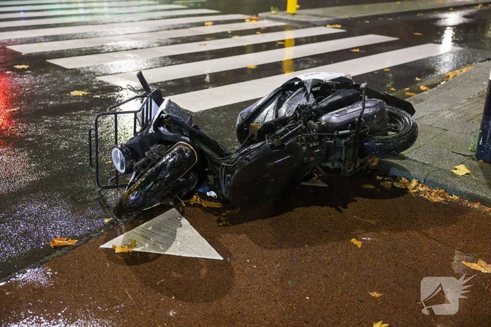 Scooter van Thuisbezorgd botst op auto