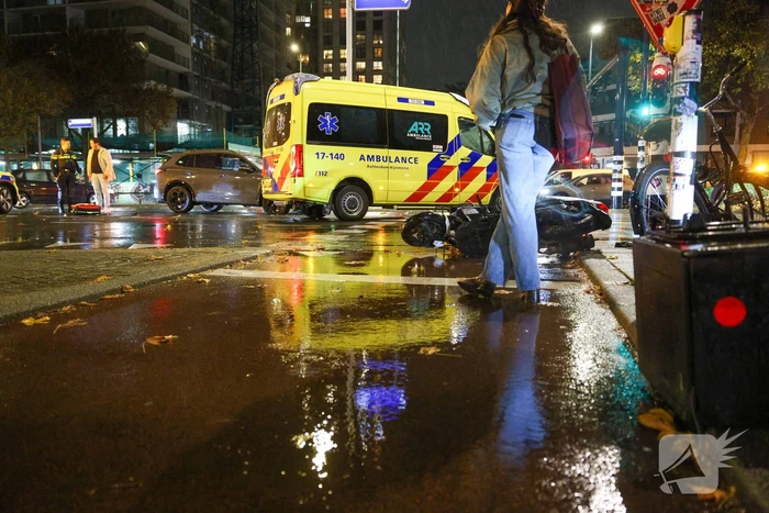 Scooter van Thuisbezorgd botst op auto
