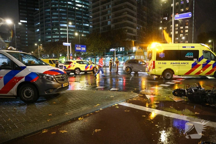 Scooter van Thuisbezorgd botst op auto