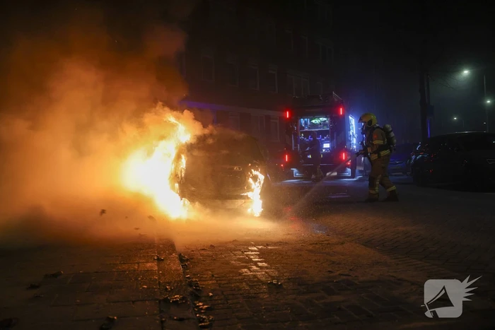 Scooterbestuurder vlucht na autobrand
