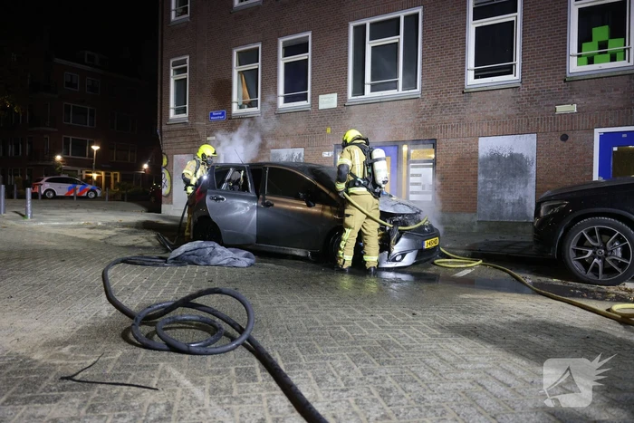 Scooterbestuurder vlucht na autobrand