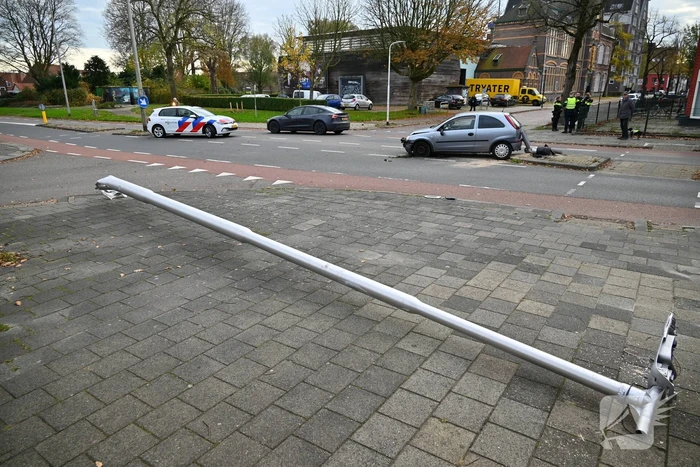 Lantaarnpaal zwaar beschadigd