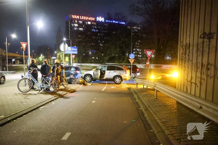 Bromfietser gewond na aanrijding op rotonde