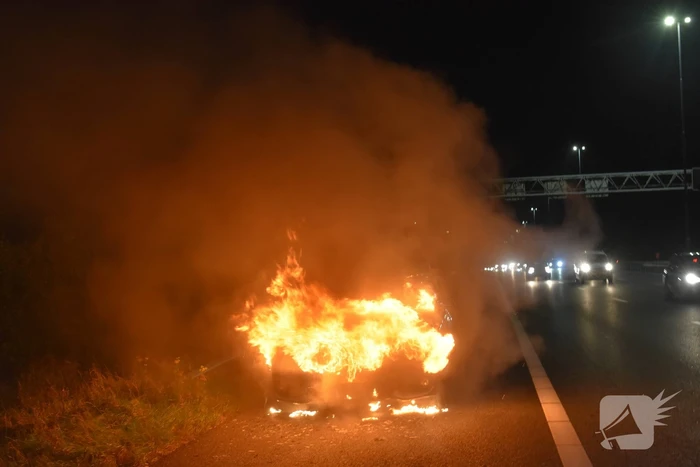 Auto in vlammen op langs snelweg