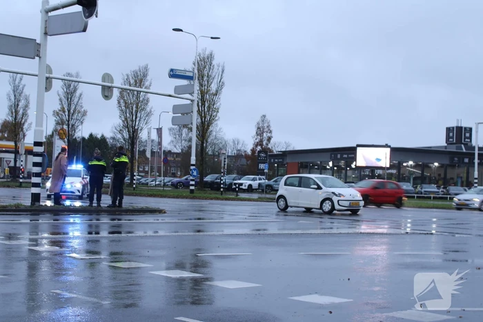 Auto's botsen op druk kruispunt