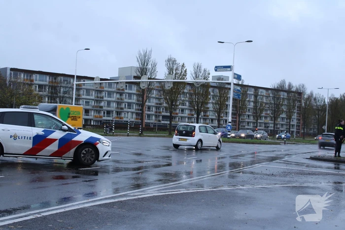 Auto's botsen op druk kruispunt