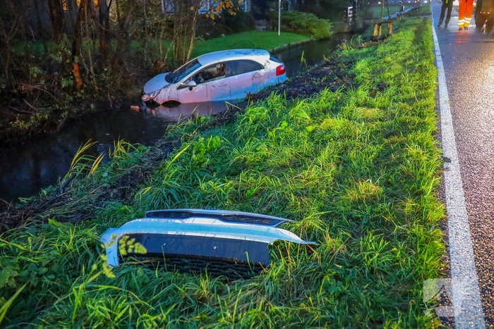 Auto belandt in sloot na ongeval