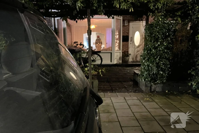 Brandweer onderzoekt lucht in woning