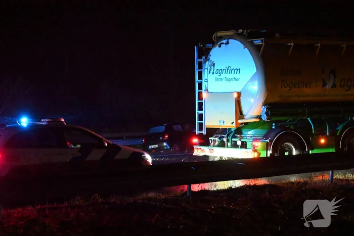 Auto belandt in berm naast snelweg