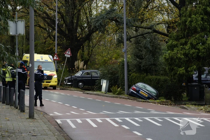 Auto raakt van weg en belandt in sloot