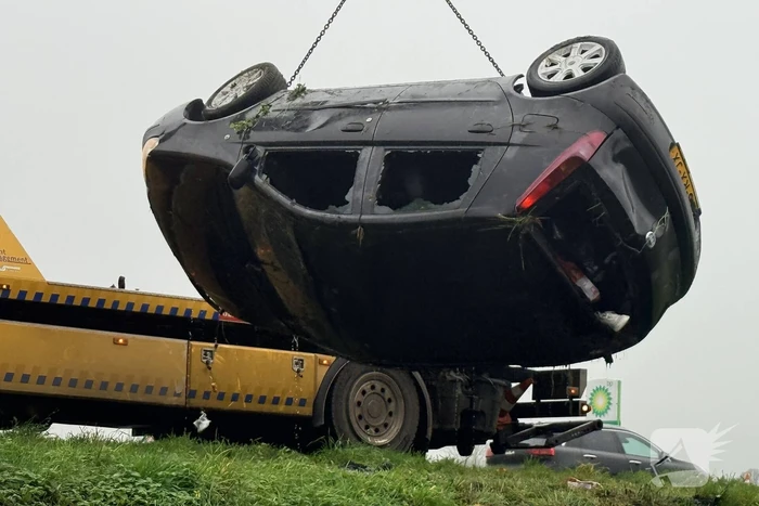 Auto belandt op kop in sloot, bestuurder gewond naar ziekenhuis