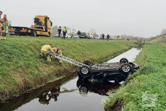 Auto belandt op kop in sloot, bestuurder gewond naar ziekenhuis