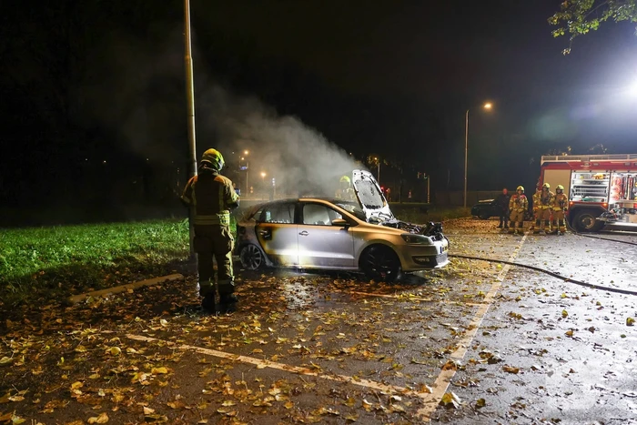 Auto volledig uitgebrand tijdens brandincident