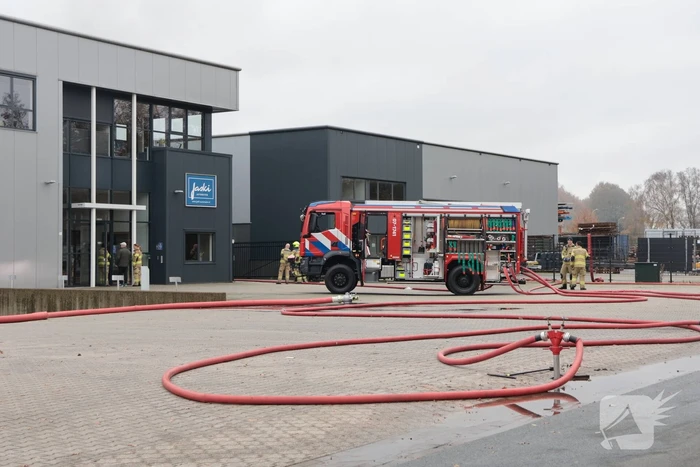 Grote brand in coatingsbedrijf veroorzaakt rookontwikkeling