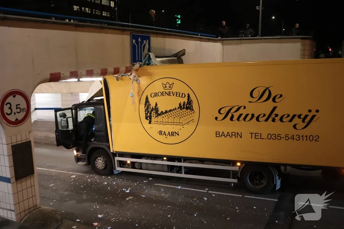 Vrachtwagen vast in tunnel, bestuurder gewond